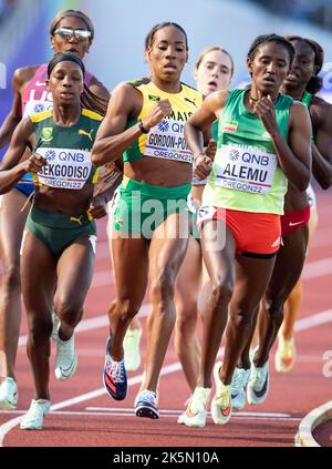 Chrisann Gordon-Powel aus Jamaika und Habitam Alemu aus Äthiopien treten bei den 800m Damen-Läufen bei den Leichtathletik-Weltmeisterschaften im Hayward Field an Stockfoto