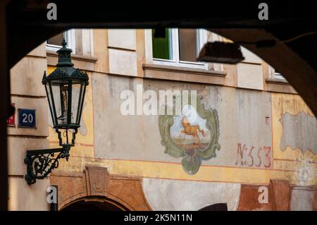 Zierliches Pony an einer handbemalten Wand in der Altstadt von Prag, Tschechische Republik. Stockfoto