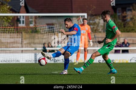 Warrington Rylands nimmt Nantwich Town bei der FA Trophy, Nantwich, Ches hire, England, am 8.. 2022. Credit Mark Percy/Alamy Stockfoto. Stockfoto