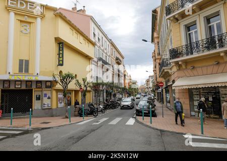 Menton, Frankreich - 20. April 2022: Details aus der Küstenstadt Menton an der französischen riviera an einem sonnigen Frühlingstag. Stockfoto