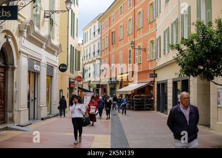 Menton, Frankreich - 20. April 2022: Details aus der Küstenstadt Menton an der französischen riviera an einem sonnigen Frühlingstag. Stockfoto