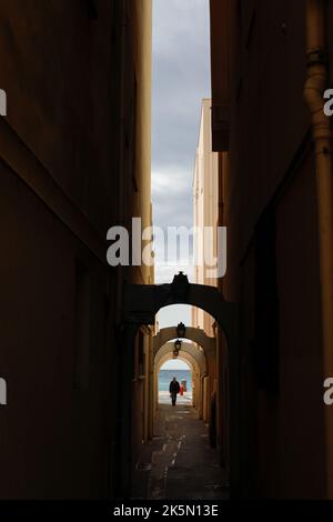 Menton, Frankreich - 20. April 2022: Details aus der Küstenstadt Menton an der französischen riviera an einem sonnigen Frühlingstag. Stockfoto