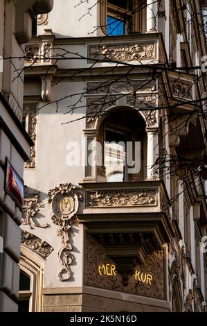 Italienischer Renaissance-Balkon mit romantischer Architektur in der Parizska-Straße in Prag, Tschechische Republik. Stockfoto