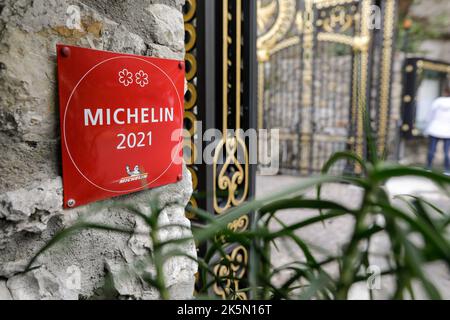 Eze, Frankreich - 21. April 2022: Details mit einem 2 Michelin-Sterne-Restaurantschild. Stockfoto