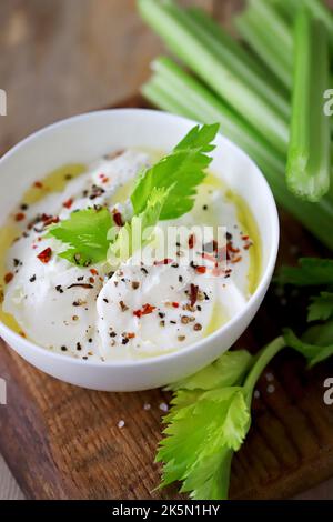 Sellerie-Sticks mit weißer Sauce in einer Schüssel. Gesunde Ernährung. Stockfoto