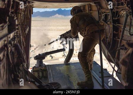 Yuma, Usa. 06. Oktober 2022. U.S. Marines Corps SSgt. Bradley Watkins mit Marine Medium Tiltrotor Squadron 268, Marine Aircraft Group 24, 1. Marine Aircraft Wing, feuert während des Waffen- und Taktiklehrerkurses bei Goldwater Air Force Range am 6. Oktober 2022 in der Nähe von Yuma, Arizona, ein Maschinengewehr von M240D 7,62mm aus einem MV-22 Osprey-Flugzeug. Stockfoto