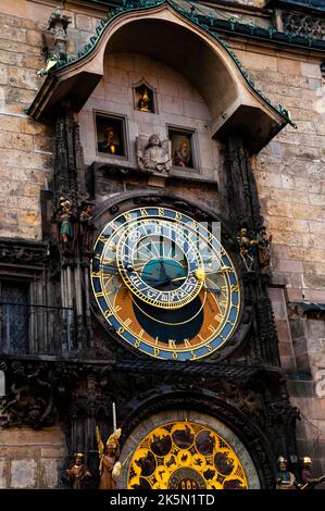 Johannes mit Kelch, einer von zwölf bewegenden Aposteln auf der Prager Astronomischen Uhr, Tschechische Republik. Stockfoto