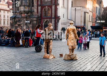 Künstler als Statuen Straßenperformance für Münzen auf dem Altstädter Ring in Prag, Tschechische Republik. Stockfoto