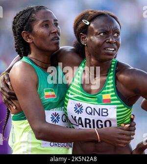 Habitam Alemu aus Äthiopien und Noélie Yarigo aus Benin treten bei den Leichtathletik-Weltmeisterschaften der Frauen in den 800m-Läufen an, Hayward Field, Eugene, Stockfoto