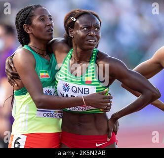 Habitam Alemu aus Äthiopien und Noélie Yarigo aus Benin treten bei den Leichtathletik-Weltmeisterschaften der Frauen in den 800m-Läufen an, Hayward Field, Eugene, Stockfoto