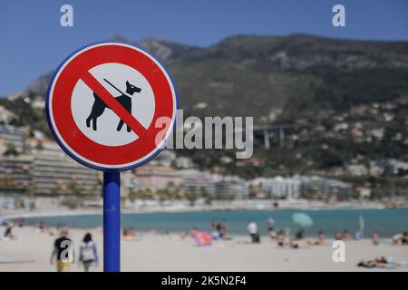 An einem sonnigen Frühlingstag sind Hunde an einem Strand an der französischen riviera nicht erlaubt. Stockfoto