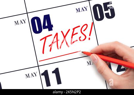 4. Tage im Mai. Handzeichnung rote Linie und Schreiben des Textes Steuern am Kalenderdatum Mai 4. Datum der Steuerzahlung erinnern. Tax-Day-Konzept. Frühlingsmonat, da Stockfoto