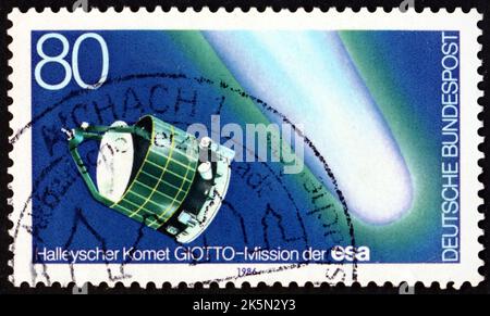 DEUTSCHLAND - UM 1986: Eine in Deutschland gedruckte Marke, die dem Aussehen des Halleys Comet gewidmet ist, um 1986 Stockfoto