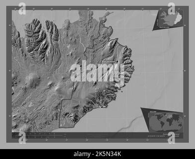 Austurland, Region Island. Bilevel-Höhenkarte mit Seen und Flüssen. Orte und Namen der wichtigsten Städte der Region. Ecke Zusatzlokation Stockfoto