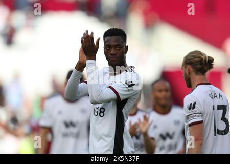 London, Großbritannien. 9. Okt 2022. 9. 2022. Oktober: London Stadium, London, England; Premier League Football West Ham gegen Fulham; Fulham-Spieler danken den Fans nach dem Spiel. Kredit: Aktion Plus Sport Bilder/Alamy Live Nachrichten Stockfoto