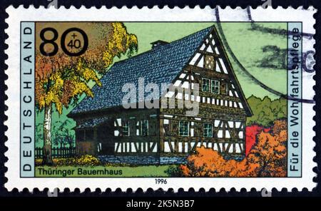 DEUTSCHLAND - UM 1996: Eine in Deutschland gedruckte Marke zeigt Bauernhaus, Thüringen, um 1996 Stockfoto