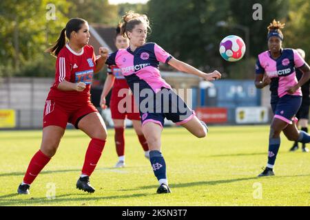 London, Großbritannien. 09. Oktober 2022. Champion Hill Rebecca May (11 Dulwich Hamlet) in Aktion während des L&SERWFL-Spiels zwischen Dulwich Hamlet und Aylesford auf dem Champion Hill in London, England. (Liam Asman/SPP) Quelle: SPP Sport Press Photo. /Alamy Live News Stockfoto