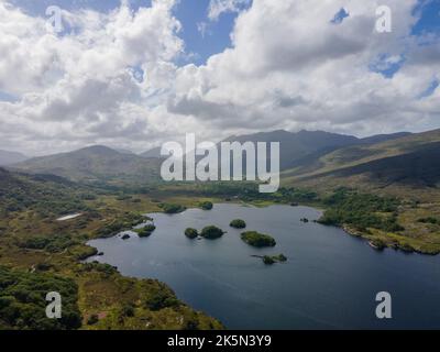 Irland, County Kerry. Ladies View, spektakulärer Aussichtspunkt über den Ring of Kerry, Panoramastraße, Wild Atlantic Way. Blick auf die Fläche. Stockfoto