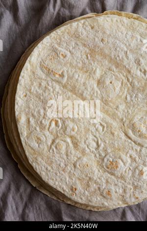 Hausgemachte Weizenmehl-Tortillas in A Stack, Draufsicht. Flach liegend, über Kopf, von oben. Stockfoto