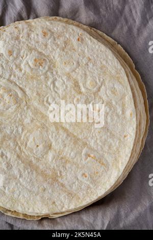 Hausgemachte Weizenmehl-Tortillas in A Stack, Draufsicht. Flach liegend, über Kopf, von oben. Stockfoto