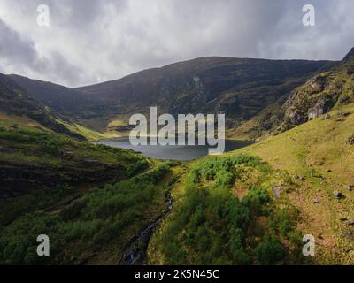 Irland, Kenmare - 19 05 2022: Gleninchaquin Park ist ein Familienbetrieb und Park. Stockfoto