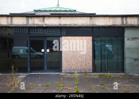 Das ehemalige und leere Gerichtsgebäude im Stadtzentrum von Corby wurde 1959 eröffnet und im Juli 2016 geschlossen Stockfoto