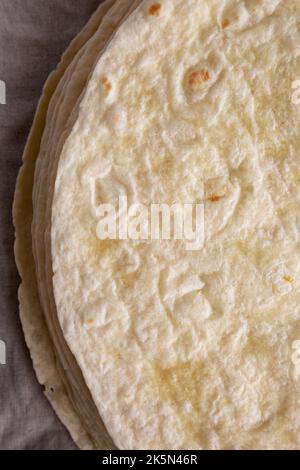 Hausgemachte Weizenmehl-Tortillas in A Stack, Draufsicht. Flach liegend, über Kopf, von oben. Stockfoto