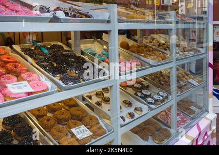 Fenster eines Donut-Spezialladens im Zentrum von York Stockfoto