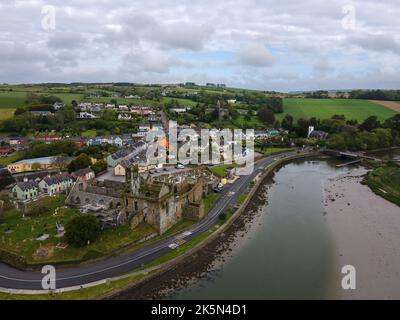 Irland, West Cork, Timoleague - 05 15 2022: Die Timoleague Abbey befindet sich in Timoleague und ist ein Franziskanerkloster, das 1240 gegründet wurde. Blick auf die Fläche Stockfoto