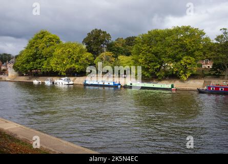 Narrowboats vertäuten auf dem Fluss Ouse im Zentrum von York Stockfoto