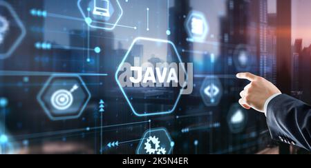 Geschäftsmann klickt auf Java Programmiersprache Anwendungskonzept auf virtuellen Bildschirm Stockfoto