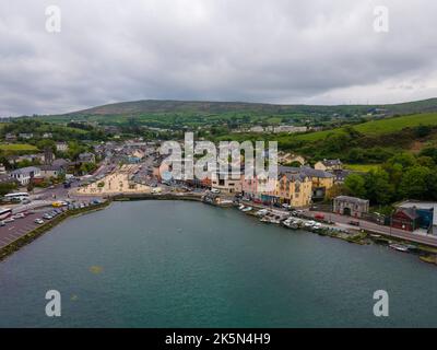 Irland, County Cork, Bantry - 05 14 2022: Bantry eine wunderschöne Hafenstadt in West Cork. Drohnenaufnahme, Luftaufnahme, Tageslicht. Stockfoto