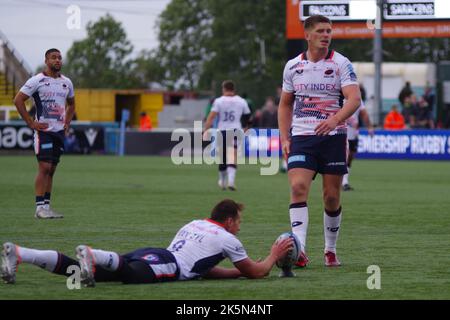 Newcastle, England, 9. Oktober 2022. Ivan Van Zyl hält den Ball für Owen Farrell, um eine Strafe für Saracens gegen Newcastle Falcons in der Gallagher Premiership im Kingston Park zu kicken. Quelle: Colin Edwards/Alamy Live News. Stockfoto