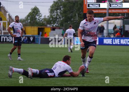 Newcastle, England, 9. Oktober 2022. Ivan Van Zyl hält den Ball für Owen Farrell, um eine Strafe für Saracens gegen Newcastle Falcons in der Gallagher Premiership im Kingston Park zu kicken. Quelle: Colin Edwards/Alamy Live News. Stockfoto