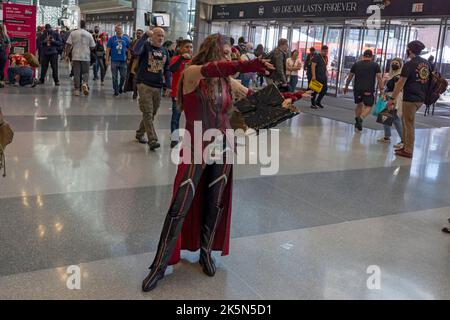 NEW YORK, NEW YORK - 08. OKTOBER: Ein Cosplayer posiert während der New York Comic Con 2022 im Jacob Javits Center am 08. Oktober 2022 in New York City. Kredit: Ron Adar/Alamy Live Nachrichten Stockfoto