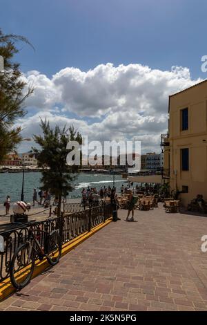 Gebäude entlang der Promenade von Chania, Kreta Stockfoto