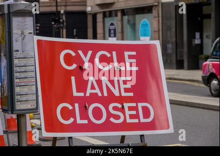 LONDON - 21. Mai 2022: Cycle Land Closed temporäres Verkehrsschild am Straßenrand Stockfoto