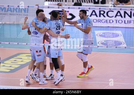 PalaBianchini, Latina, Italien, 09. Oktober 2022, Jubel Top Volley Cisterna während der Top Volley Cisterna gegen Gioiella Prisma Taranto - Volleyball Italienische Serie A Männer Superliga Meisterschaft Stockfoto