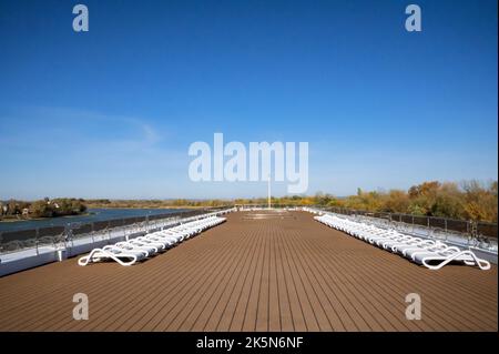 Freier Platz auf dem Kreuzfahrtschiff für Lounge-Stühle im Whirlpool Deck Stockfoto
