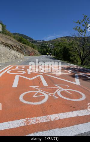 Die berühmte holländische Ecke (Kurve 7) auf der Alpe d'Huez bemalte natürlich orange, französische Alpen. Stockfoto