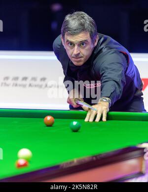 Hongkong, China. 09. Oktober 2022. Ronnie O'Sullivan und Marco Fu. World No1 Ronnie O'Sullivan aus England stellt sich im Finale des Hong Kong Masters Snooker 2022 gegen den lokalen Hong Kong Champion Marco Fu. Alamy Live Sport/Jayne Russell Credit: Jayne Russell/Alamy Live News Stockfoto