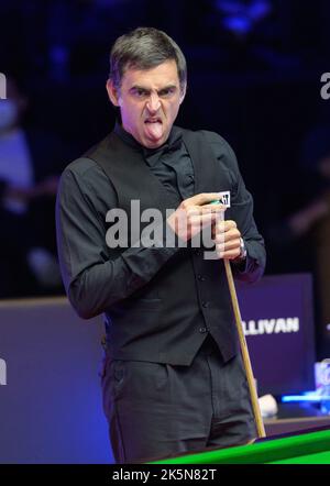 Hongkong, China. 09. Oktober 2022. Ronnie O'Sullivan und Marco Fu. World No1 Ronnie O'Sullivan aus England stellt sich im Finale des Hong Kong Masters Snooker 2022 gegen den lokalen Hong Kong Champion Marco Fu. Alamy Live Sport/Jayne Russell Credit: Jayne Russell/Alamy Live News Stockfoto