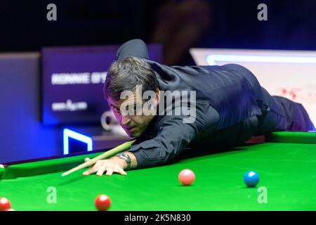 Hongkong, China. 09. Oktober 2022. Ronnie O'Sullivan und Marco Fu. World No1 Ronnie O'Sullivan aus England stellt sich im Finale des Hong Kong Masters Snooker 2022 gegen den lokalen Hong Kong Champion Marco Fu. Alamy Live Sport/Jayne Russell Credit: Jayne Russell/Alamy Live News Stockfoto