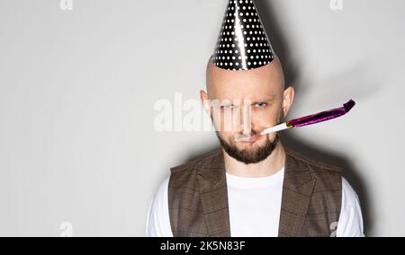 Unglücklicher Geburtstag düsterer Mann schlechter Urlaub Party Look Stockfoto