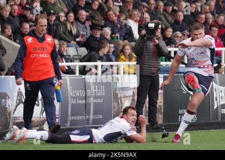 Newcastle, England, 9. Oktober 2022. Ivan Van Zyl liegt auf dem Boden, um den Ball für Owen Farrell zu halten, der in der Gallagher Premiership im Kingston Park eine Umwandlung für Saracens gegen Newcastle Falcons versucht. Quelle: Colin Edwards/Alamy Live News. Stockfoto