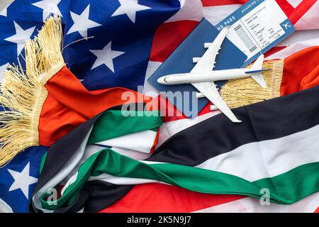 Nationale VAE, US-Flaggen, Spielzeugflugzeug und Pässe Stockfoto