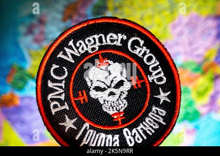 Ansicht eines Logos der russischen privaten Sicherheitsfirma 'Wagner Group' auf der Weltkarte im Hintergrund Stockfoto