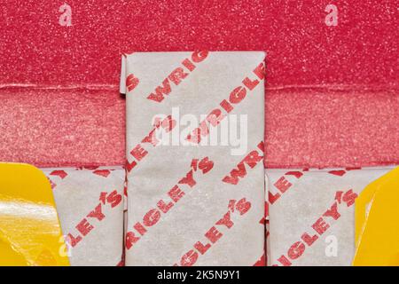 Houston, Texas USA 05-29-2022: Wrigleys Kaugummipaket-Makro zeigt eingewickelte Sticks und Firmennamen. US-amerikanisches multinationales Unternehmen. Stockfoto