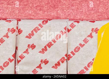 Houston, Texas USA 05-29-2022: Wrigleys Kaugummipaket-Makro zeigt eingewickelte Sticks und Firmennamen. US-amerikanisches multinationales Unternehmen. Stockfoto