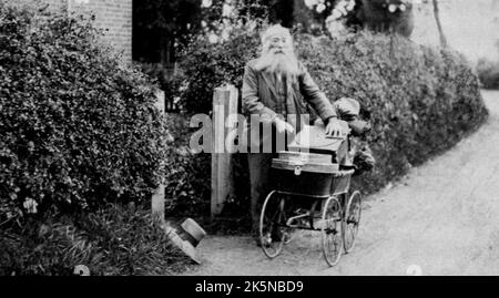 Francis Frith - älterer Gentleman mit Pram Stockfoto